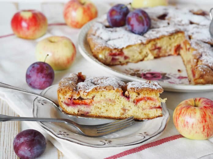 Gâteau moelleux aux pommes et prunes