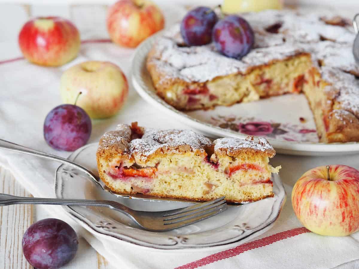 Gâteau moelleux aux pommes et prunes