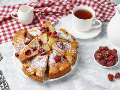 Pain aux framboises et yaourt