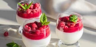 Panna cotta à la gelée de framboises