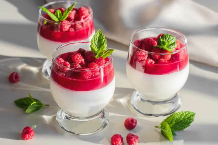 Panna cotta à la gelée de framboises