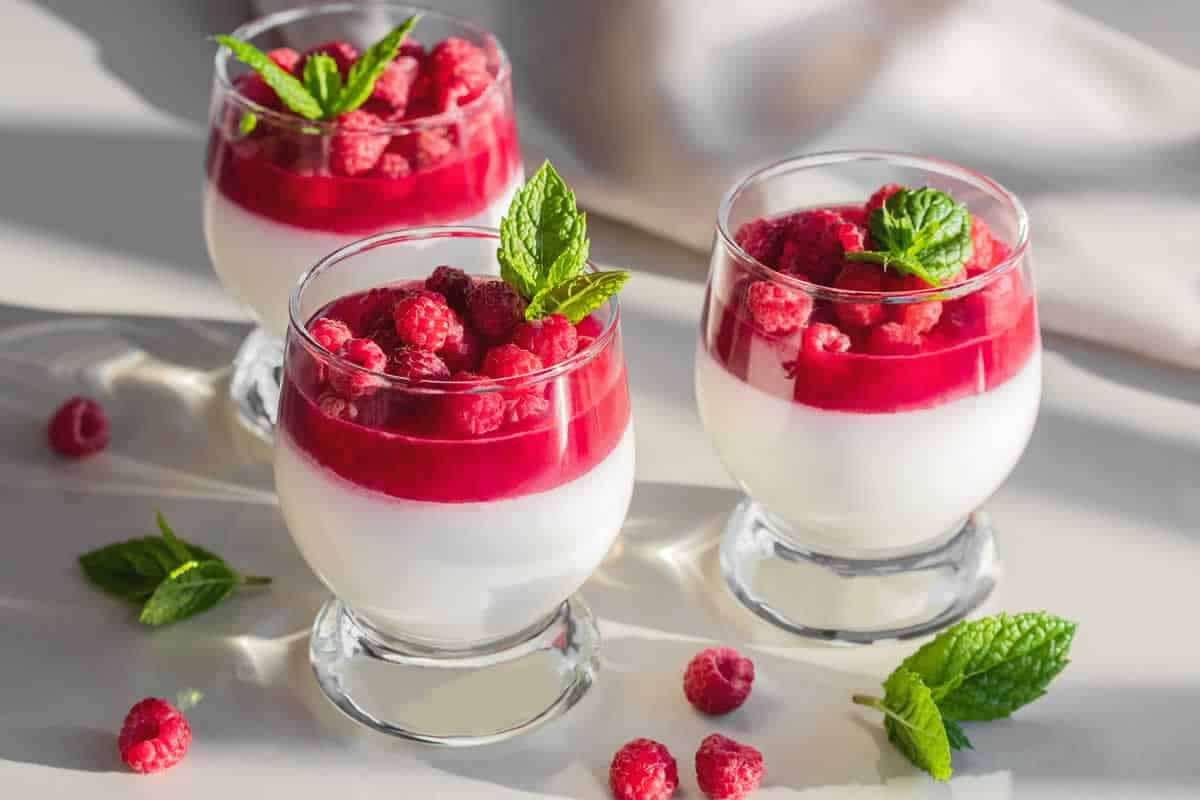 Panna cotta à la gelée de framboises