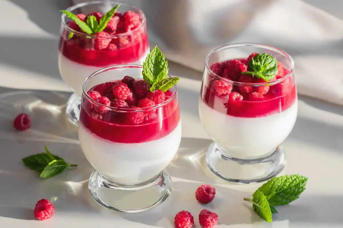 Panna cotta à la gelée de framboises