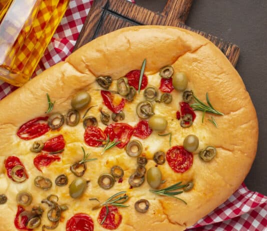 Foccacia aux tomates cerises et olives
