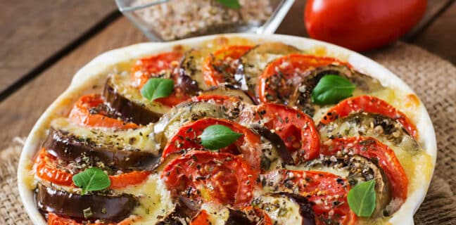 Recette Gratin Aubergine Courgette Tomate Parmesan Gratin aubergines et courgettes - un délicieux plat végétarien.