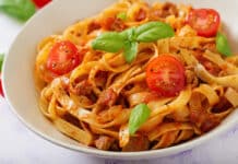 Tagliatelles au thon et sauce tomate
