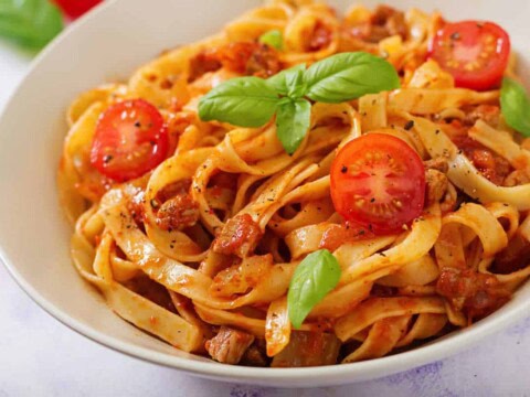 Tagliatelles au thon et sauce tomate