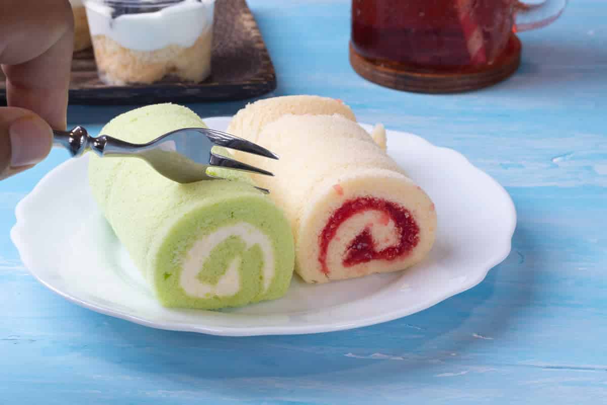Gâteau roulé aux pistaches et fraise