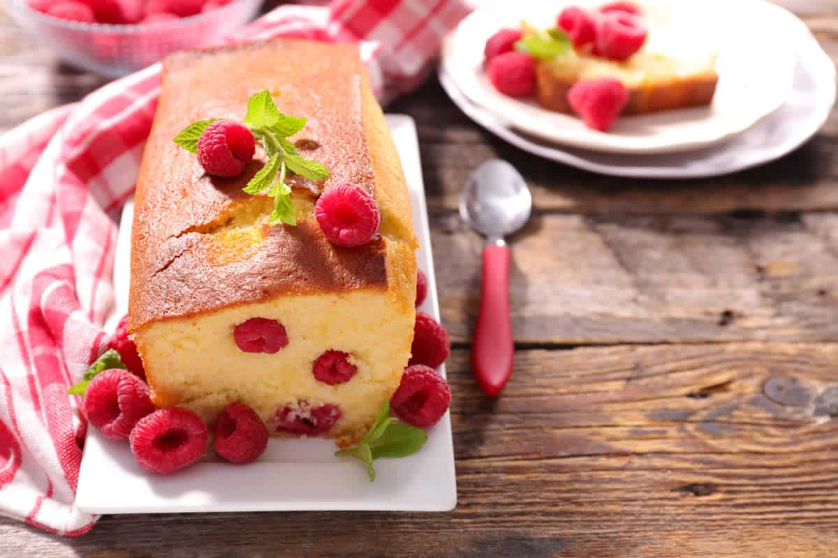 Gâteau moelleux à la vanille et framboises