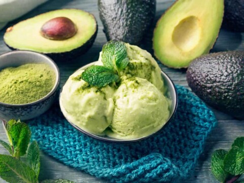 Glace avocat avec de la menthe fraîche et matcha