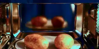 Pomme de terre au micro onde avec la peau