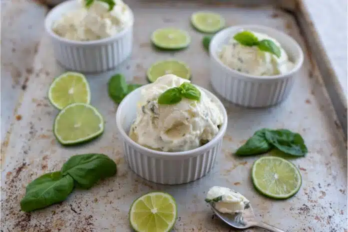 Crème Glacée au Citron Vert et Basilic