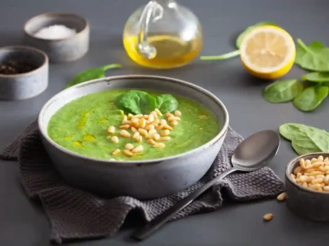 Soupe Crémeuse aux Épinards et Chou-fleur