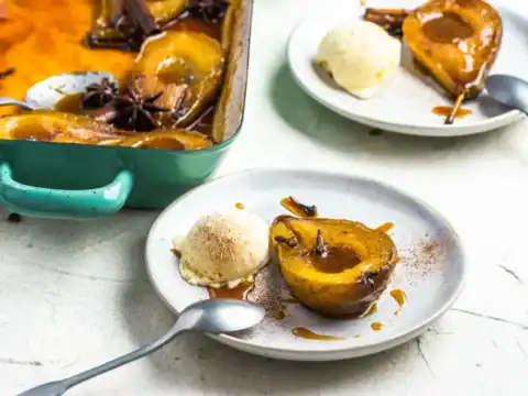 Poires sucrées cuites au caramel au four