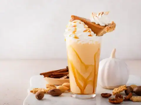 Milkshake à la citrouille à la crème fouettée