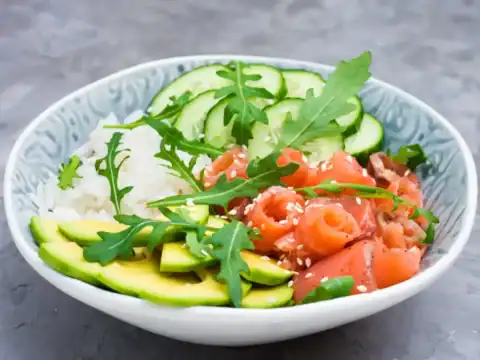 Poke bowl au saumon et avocat