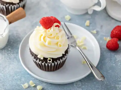 Cupcakes au Chocolat avec Glaçage au Chocolat Blanc