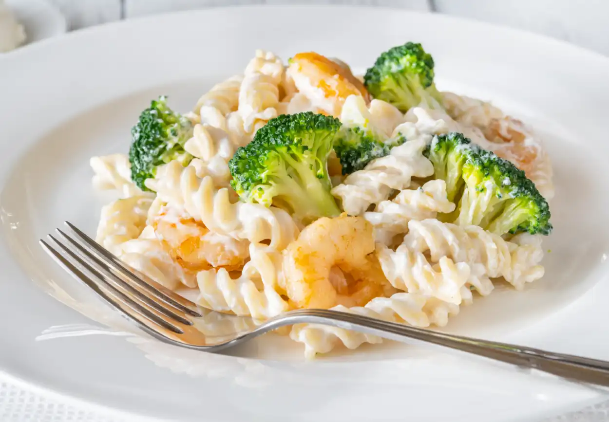 Pâtes Alfredo Crémeuses aux Brocolis et Crevettes