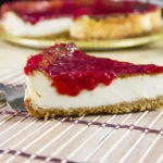 Gâteau au fromage et coulis de fraises