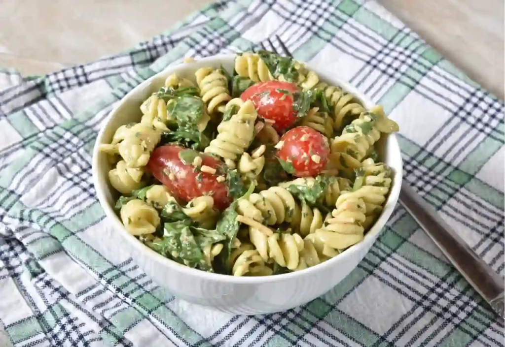 Salade de Pâtes aux Tomates Cerises et Épinards