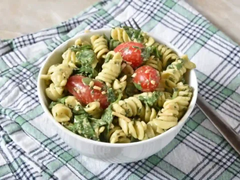 Salade de Pâtes aux Tomates Cerises et Épinards