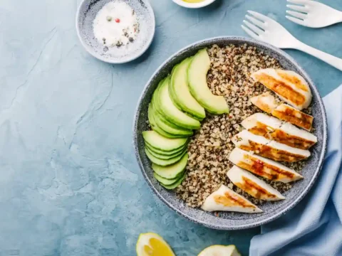 Salade de quinoa avocat et poulet grillé IG bas