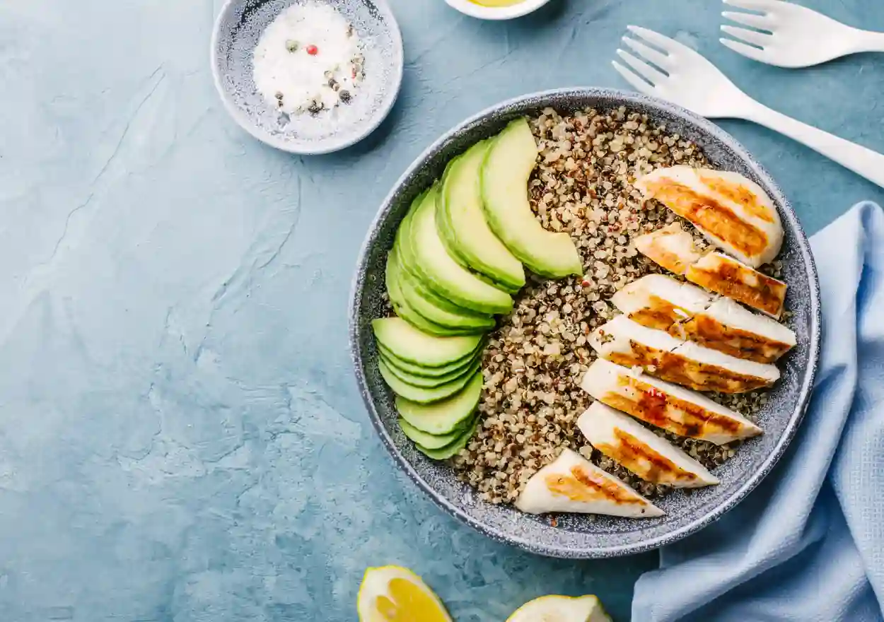 Salade de quinoa avocat et poulet grillé IG bas
