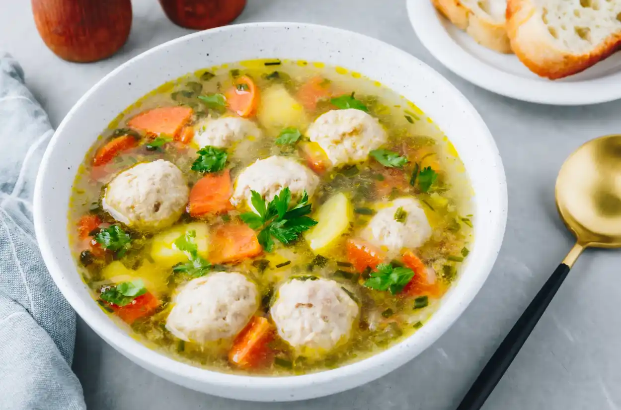 Soupe aux pommes de terre carottes et boulettes de poulet
