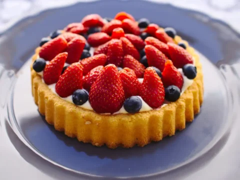 Tarte aux fruits rouges sur génoise