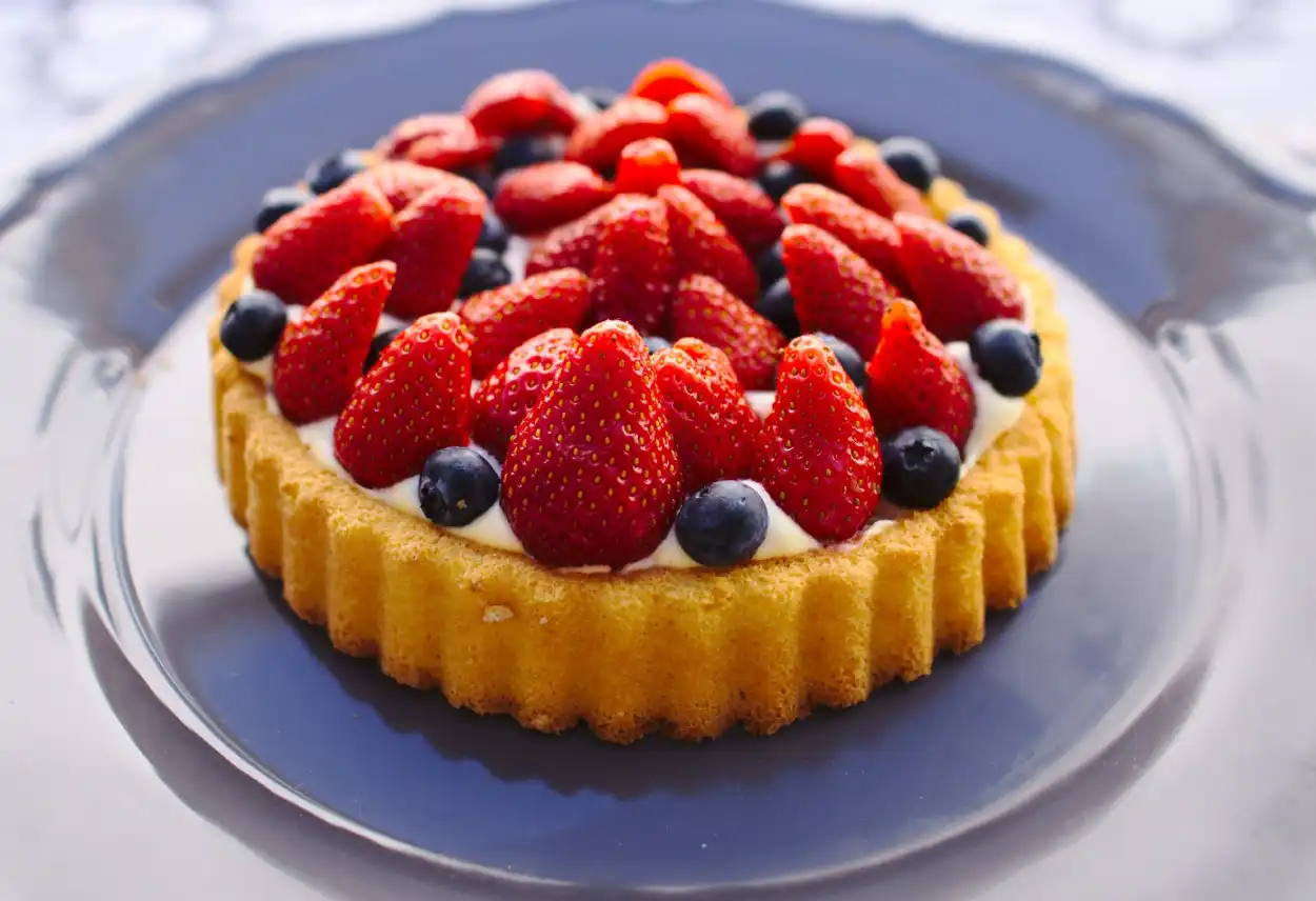 Tarte aux fruits rouges sur génoise