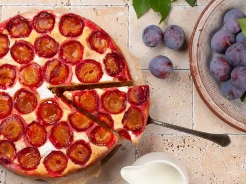 clafoutis aux quetsches doré au four