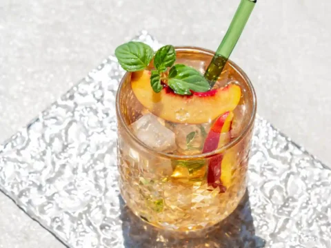 cocktail pêche menthe et glaçons