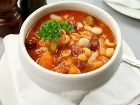 Soupe italienne aux haricots et pâtes