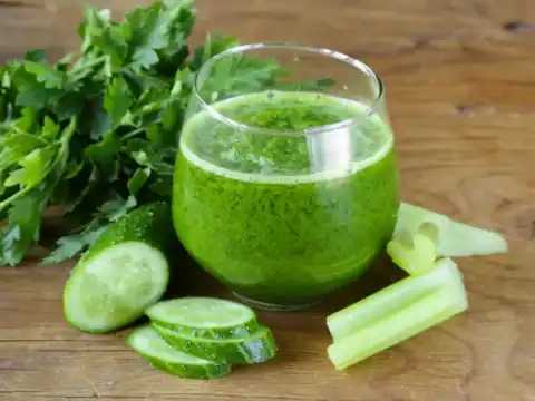 Jus de concombre céleri et persil